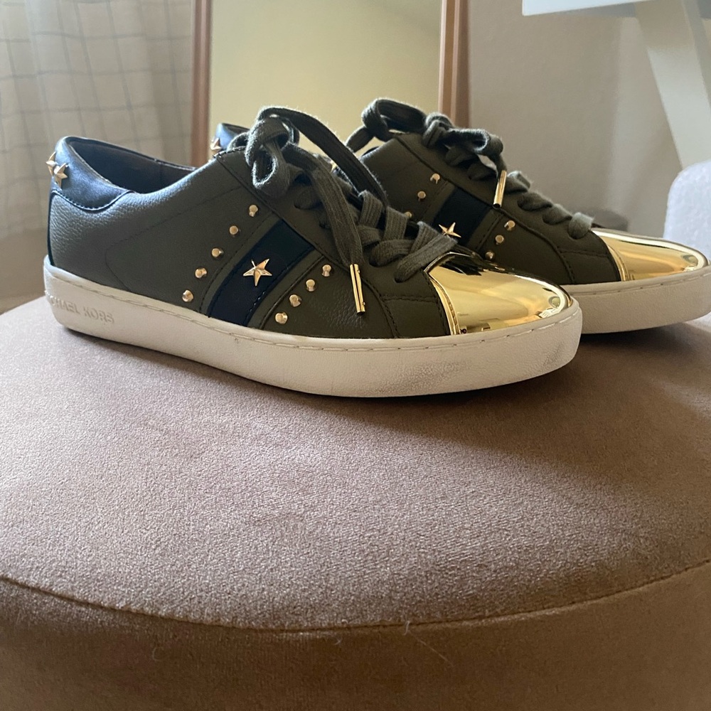 Michael Kors leather sneakers 💚💚